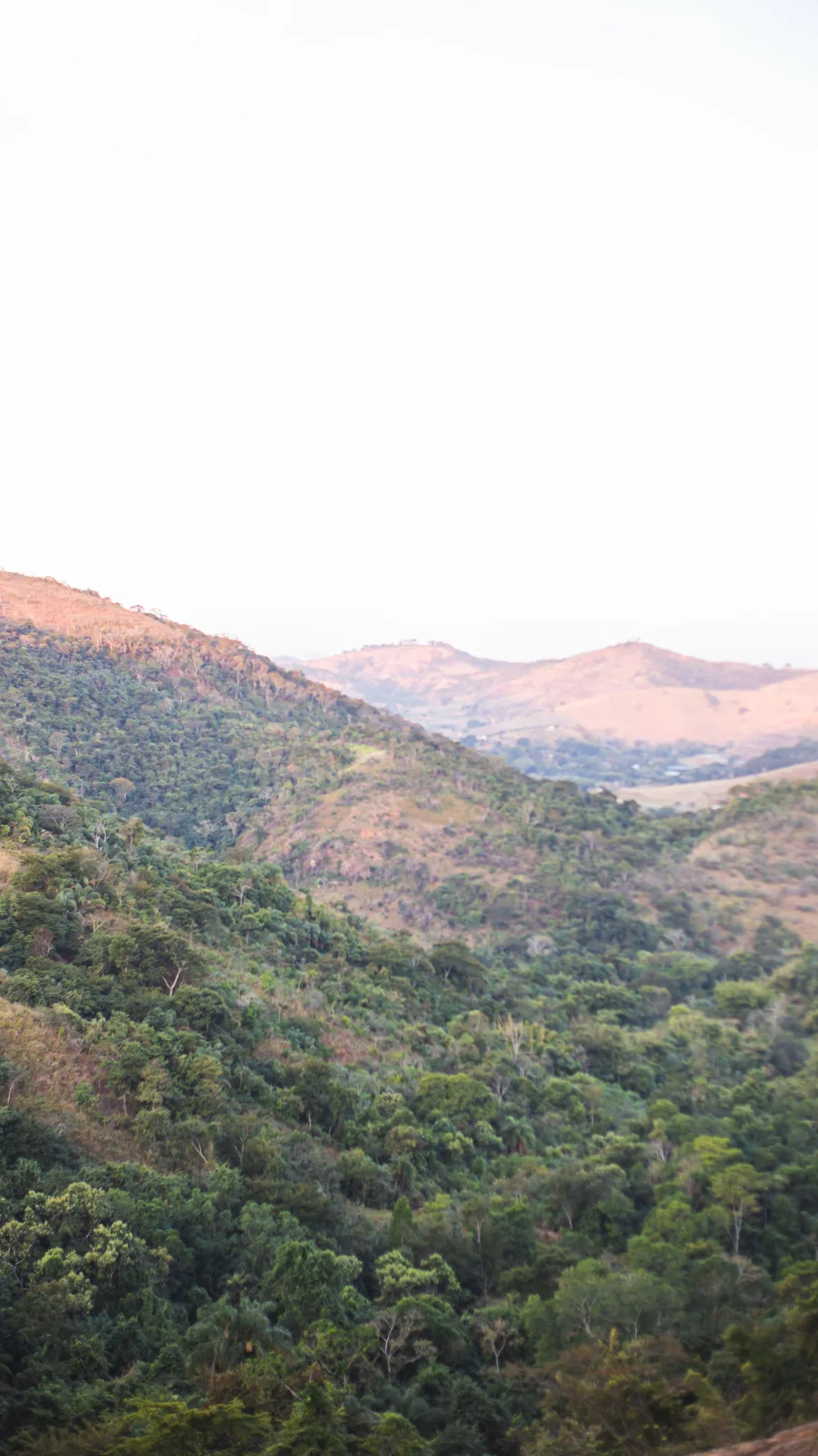 Montanhas e mata vistas do alto da propriedade do Hotel Fazenda Minas Real