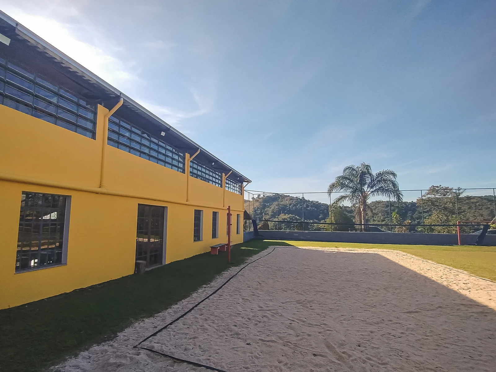 Quadra de areia do Hotel Fazenda Minas Real ao lado do salão amarelo