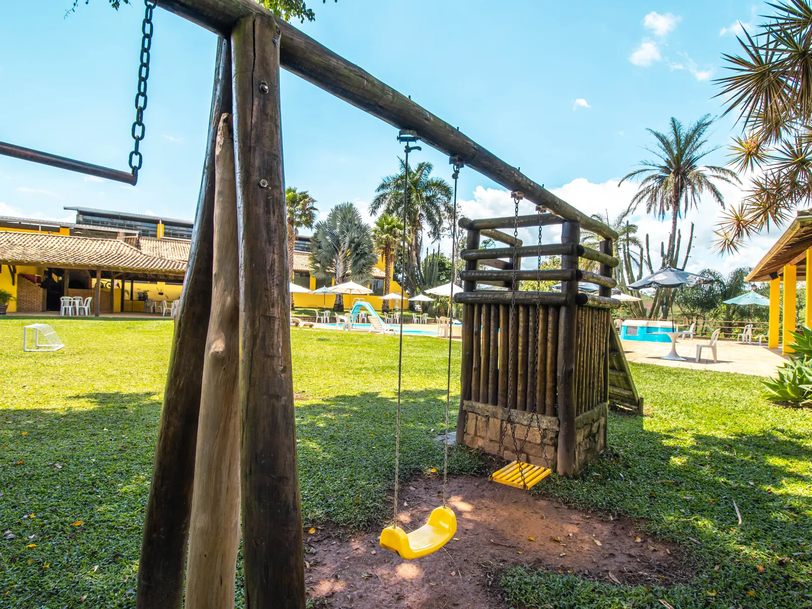 Parquinho externo do Hotel Fazenda Minas Real, com balanço e torre de madeira