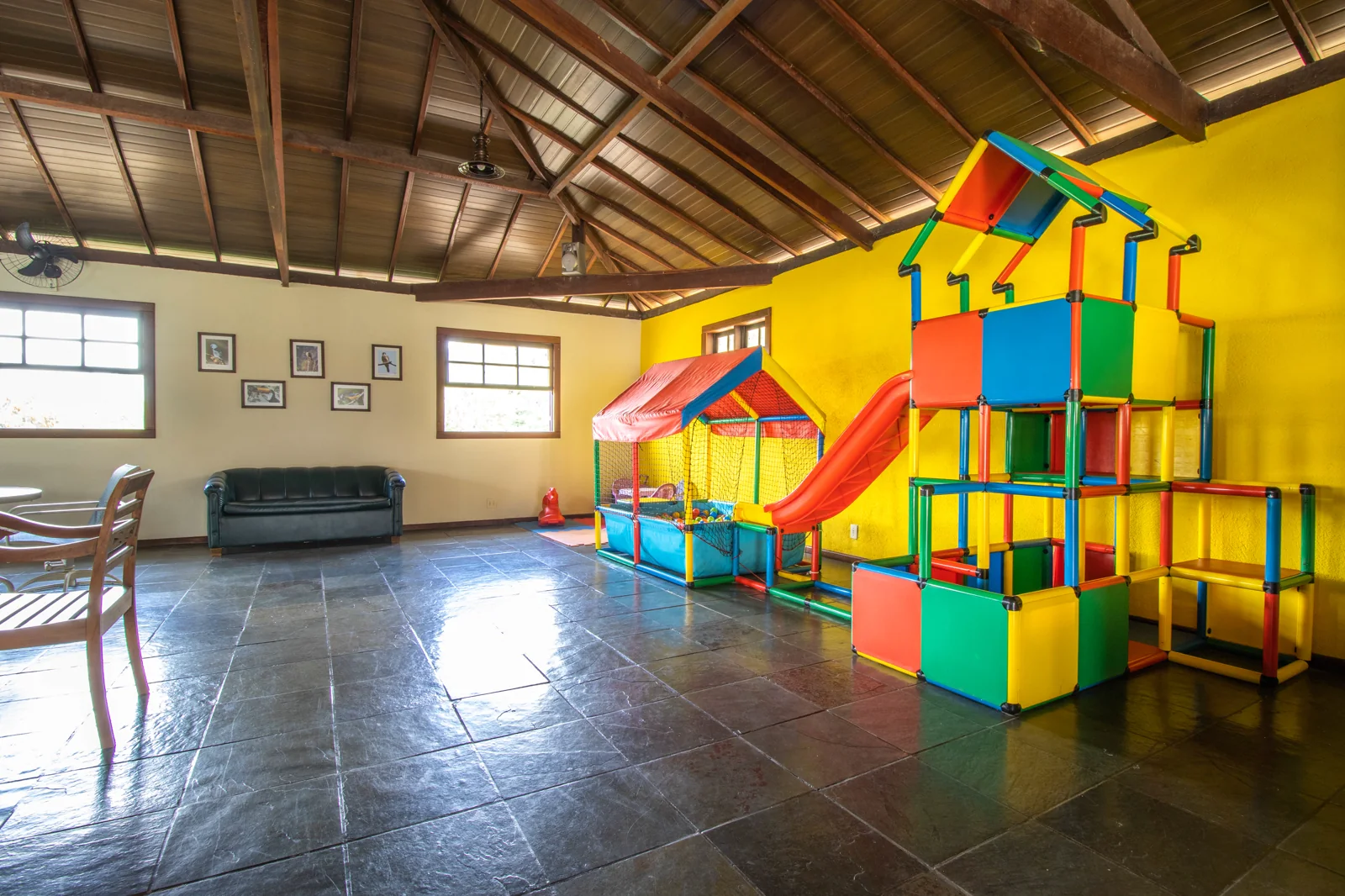 Brinquedoteca do Hotel Fazenda Minas Real, com escorregador e piscina de bolinhas