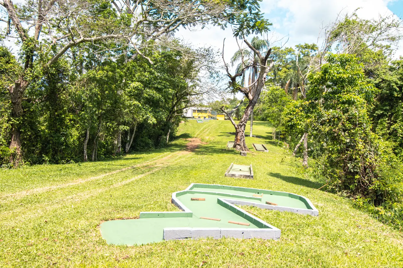 Pistas de minigolfe descendo o gramado do Hotel Fazenda Minas Real